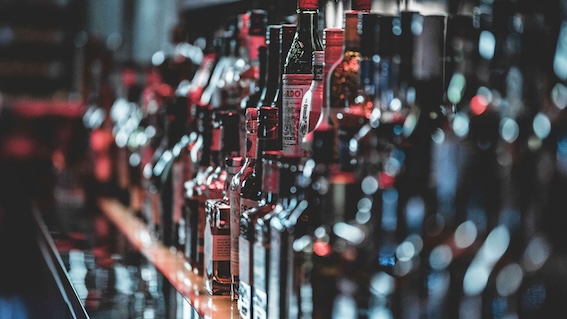 Prohibicja po polsku – alkohol pod prawną lupą