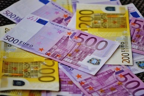 Wakacje po polsku: słońce, walizka i… euro w portfelu.  Gdzie Polacy wyjeżdżają i jakie waluty kupują najczęściej?