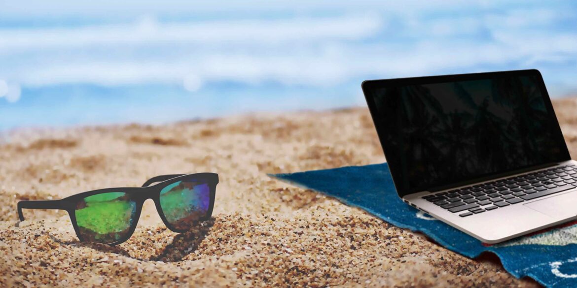Laptop z widokiem na morze, a dane… na widoku?  Dlaczego praca z plaży może skończyć się większym stresem niż powrót z urlopu