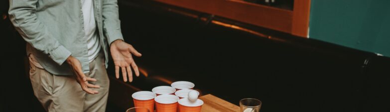 Od akademików Ivy League po ekrany w Hollywood. Jak Beer Pong stał się największym ewenementem imprezowej popkultury?
