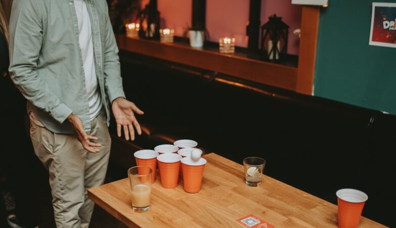 Od akademików Ivy League po ekrany w Hollywood. Jak Beer Pong stał się największym ewenementem imprezowej popkultury?