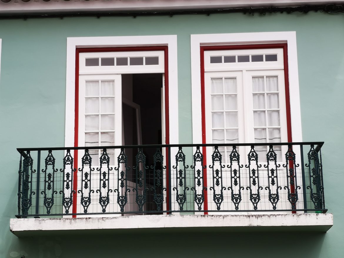 Balkon należy do mieszkania czy do wspólnoty? Od odpowiedzi zależy, kto zapłaci za remont