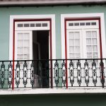 Balkon należy do mieszkania czy do wspólnoty? Od odpowiedzi zależy, kto zapłaci za remont