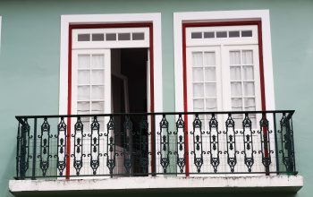 Balkon należy do mieszkania czy do wspólnoty? Od odpowiedzi zależy, kto zapłaci za remont