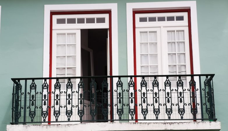Balkon należy do mieszkania czy do wspólnoty? Od odpowiedzi zależy, kto zapłaci za remont