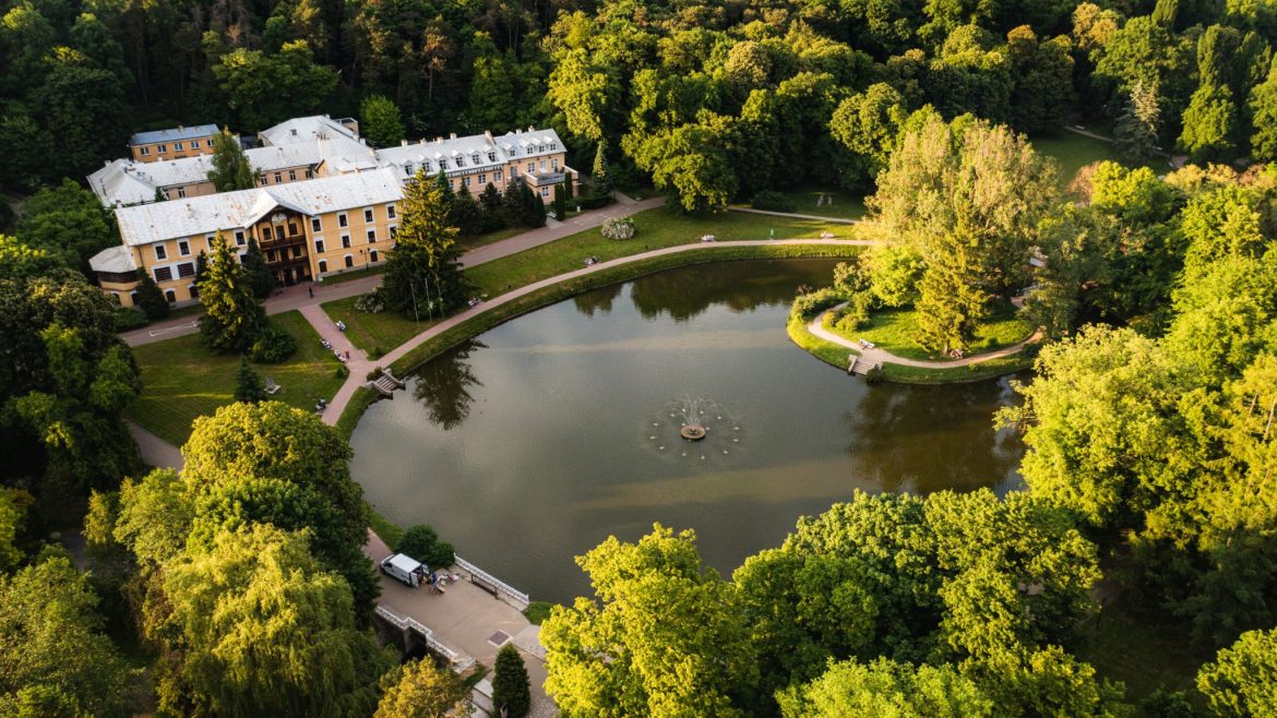 Odpoczynek bez wyjazdu za granicę – dlaczego polskie uzdrowiska wracają do łask?